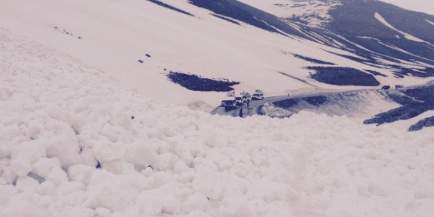 Karayolları ekibinin üzerine çığ düştü