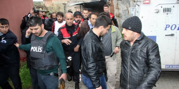 Polise tüfek ve taşla saldırdılar