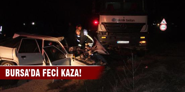 Beton mikseri otomobil kafa kafaya çarpıştı