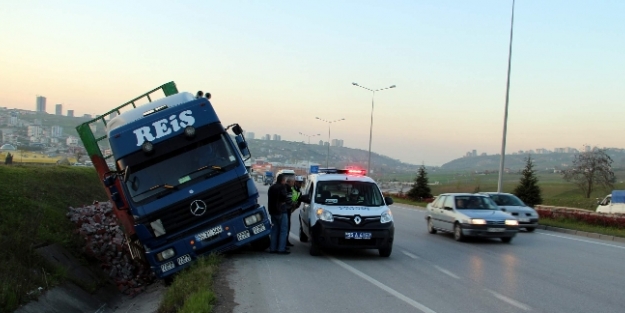 Taş yüklü TIR yan yattı