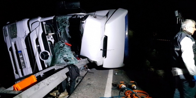 Bariyer TIR’a ok gibi saplandı: 1 ölü