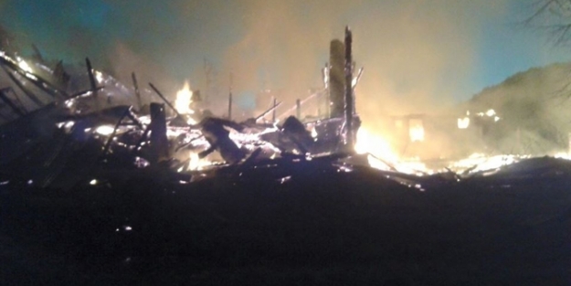 5 ev, 2 otomobil ve 1 samanlık