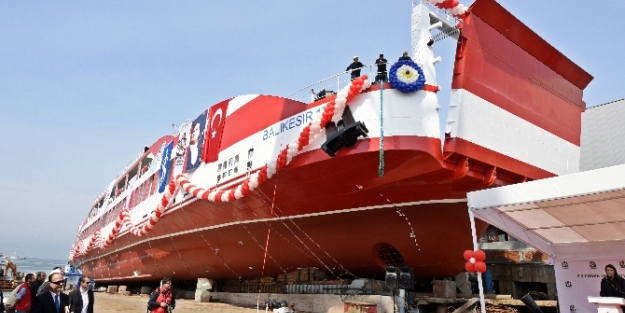 Türkiye’nin en büyük feribotu suya indirildi