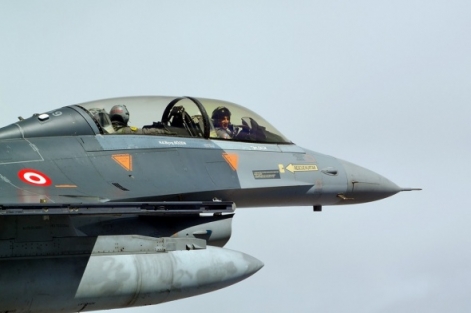 Orgeneral Öztürk Süleyman Şah Türbesi üzerinde uçtu