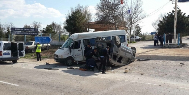 Öğrenci servisi kaza yaptı: 9 yaralı