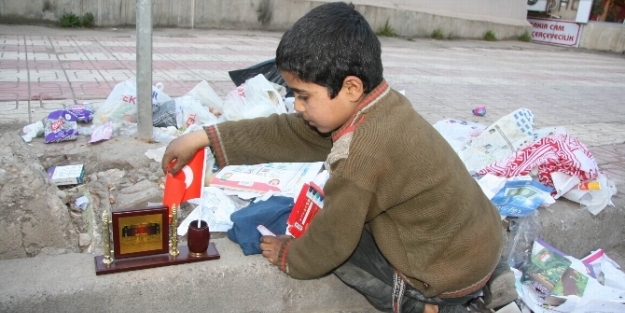 Suriyeli çocuğun Türk bayrağı aşkı