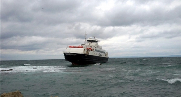 Çanakkale'de feribot karaya oturdu!