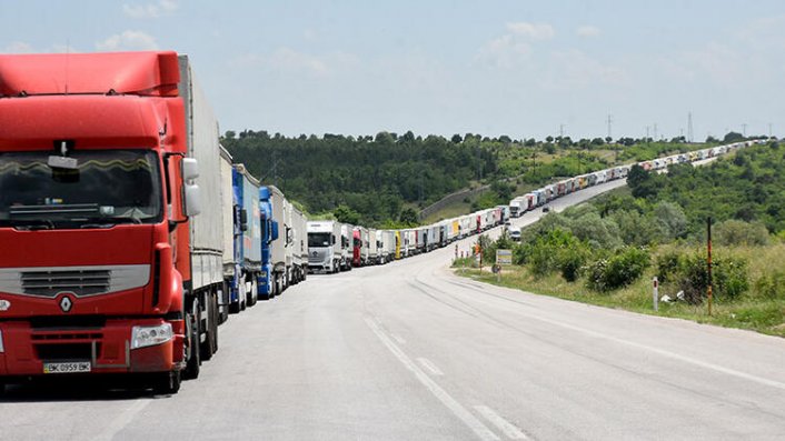 Sınırda 1 haftadır süren TIR kuyruğu çilesi