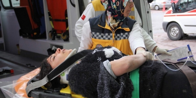 Balkon demiri koptu kadın aşağı düştü