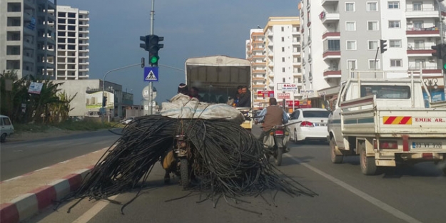 Hortum taşıyan motosiklet sürücüsü pes dedirtti