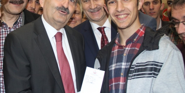 Bakan fotoğraf çekilmek isteyen gence sigarayı barıktırdı