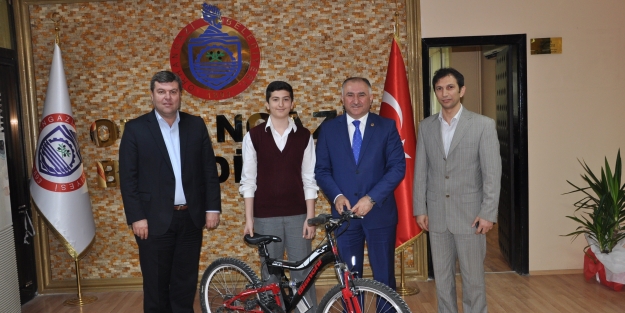 Kan bağışına katkı sağlayan öğrenciye bisiklet