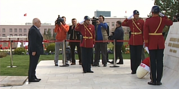 Çiçek TBMM Atatürk anıtına çelenk bıraktı