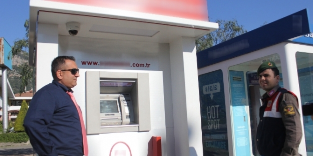 Uyanık vatandaşın dikkati atm hırsızlarını engelledi