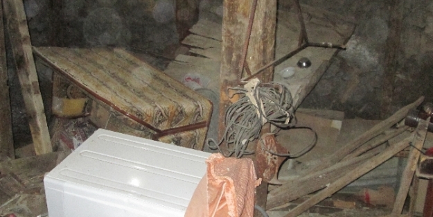 Ev çöktü: 5 yaralı