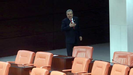 Bir süre izledi el sallayıp gitti