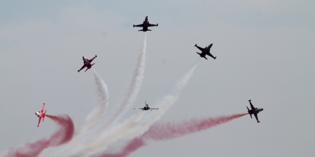 Türk Yıldızları’ndan nefes kesen gösteri