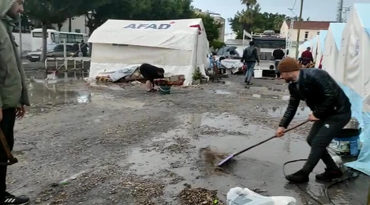 İskenderun'u sağanak vurdu: çadırlardaki depremzedeler zor anlar yaşadı!