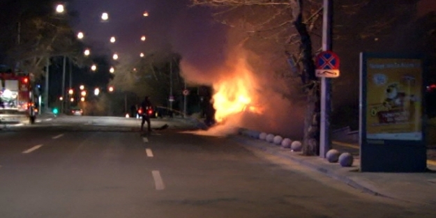 Kaza yapan otomobil alevler içinde kaldı