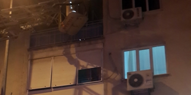 Komşunun evini benzin dökerek ateşe verdi