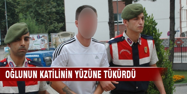 Oğlunun katilinin yüzüne tükürdü!