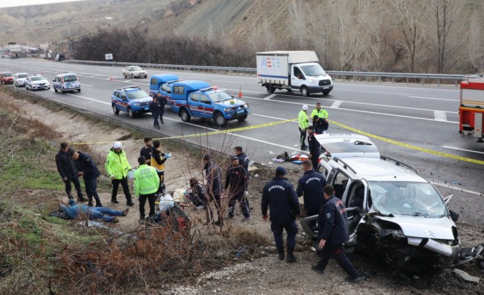 Kontrolden çıkan araç bariyerlere çarptı: 2 ölü, 3 yaralı