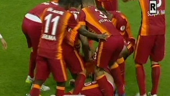 Şoke eden anlar! Sneijder'i dövdüler...