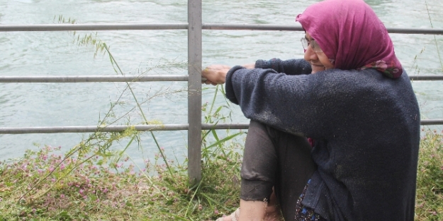 Ölmek isteyen yaşlı kadını lastikçi kurtardı