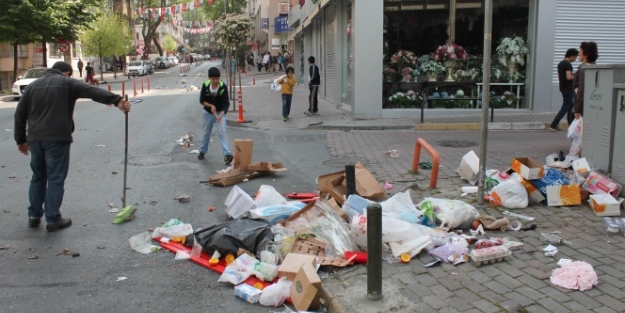 Eylemciler dağıttı, esnaf temizledi