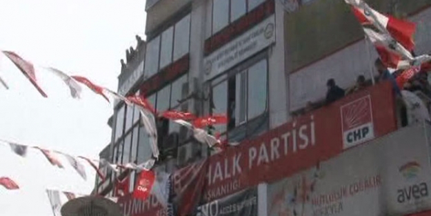 CHP binasından polise sandalyeli saldırı