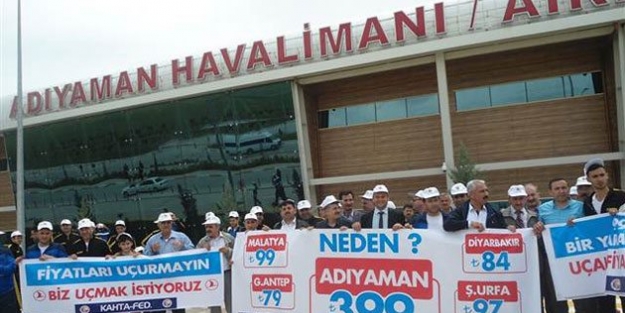 Havaalanında 'pahalı uçak bileti' protestosu