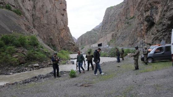 Hakkari’de araç Zap Suyu’na uçtu: 5 kayıp