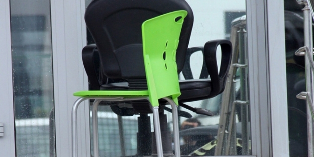 Oturduğu sandalyeden düşerek öldü