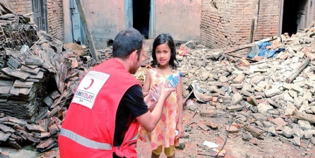 Nepal’e yardımlar devam ediyor