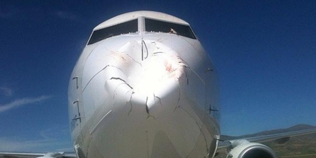 Havada korkunç anlar! Uçak bu hale geldi