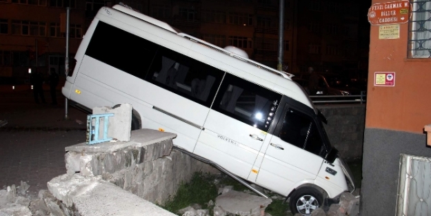Minibüs böyle asılı kaldı: 2 yaralı