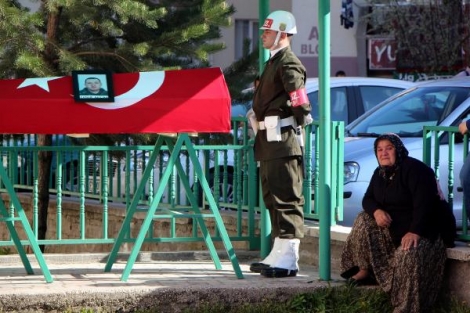 Trafik kazasında şehit olan asker, toprağa verildi