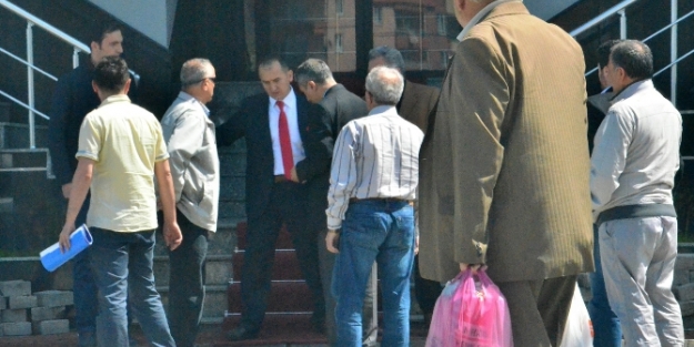 Aranan savcı teslim oldu