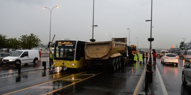 Kamyon metrobüs yoluna girdi