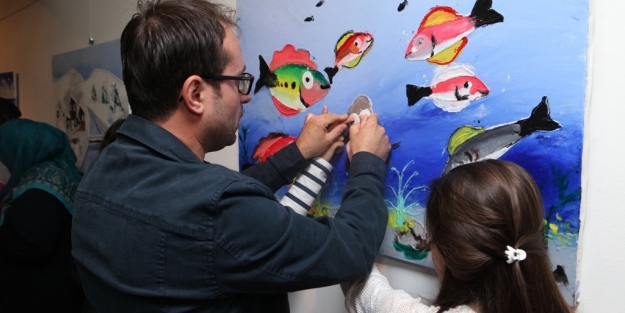 Parmakları gözleri oldu