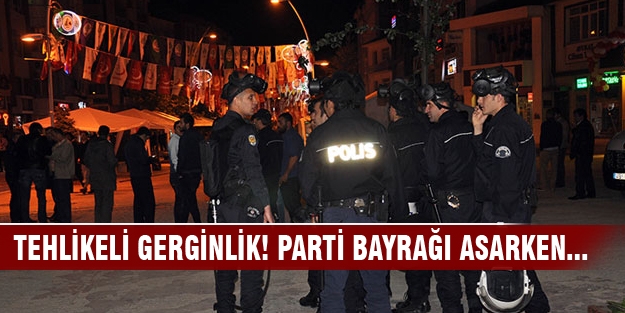 Tehlikeli gerginlik! Parti bayrağı asarken...