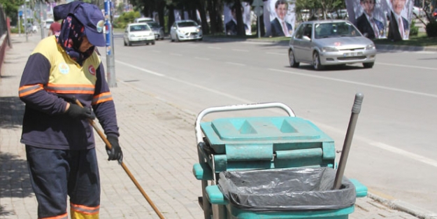 Bu defa çocukları için sokakları temizledi