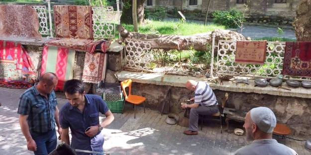 Bursa'da 500 yıllık çınar rüzgara yenik düştü