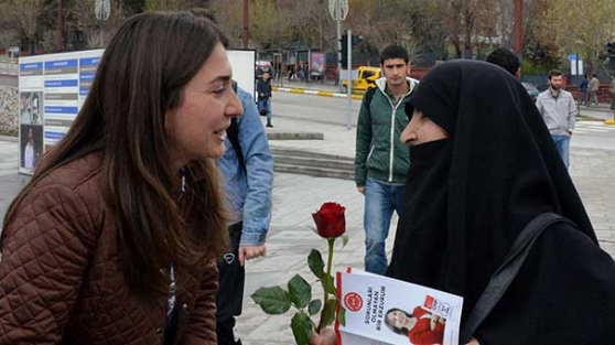Oy isteyen CHP'li vekil adayını oğluna istedi