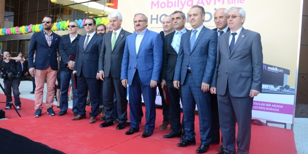 Türkiye’nin en büyük mobilya AVM’si kapılarını açtı