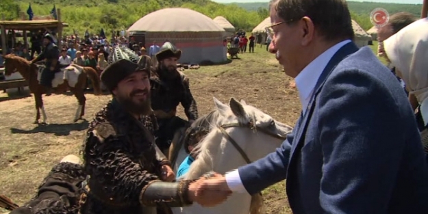 Davutoğlu’ndan ‘Diriliş Ertuğrul’a sürpriz ziyaret!