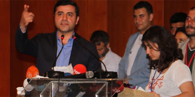 Demirtaş konuşurken TRT mikrofonu düşünce...
