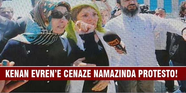 Kenan Evren'e cenaze namazında protesto