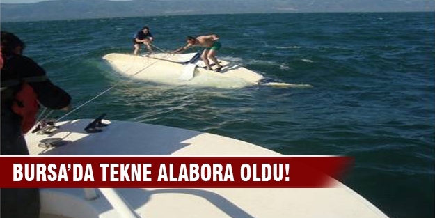 Tekneleri alabora olan gençleri jandarma kurtardı