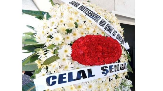 Evren'in cenazesinde dikkat çeken çelenk